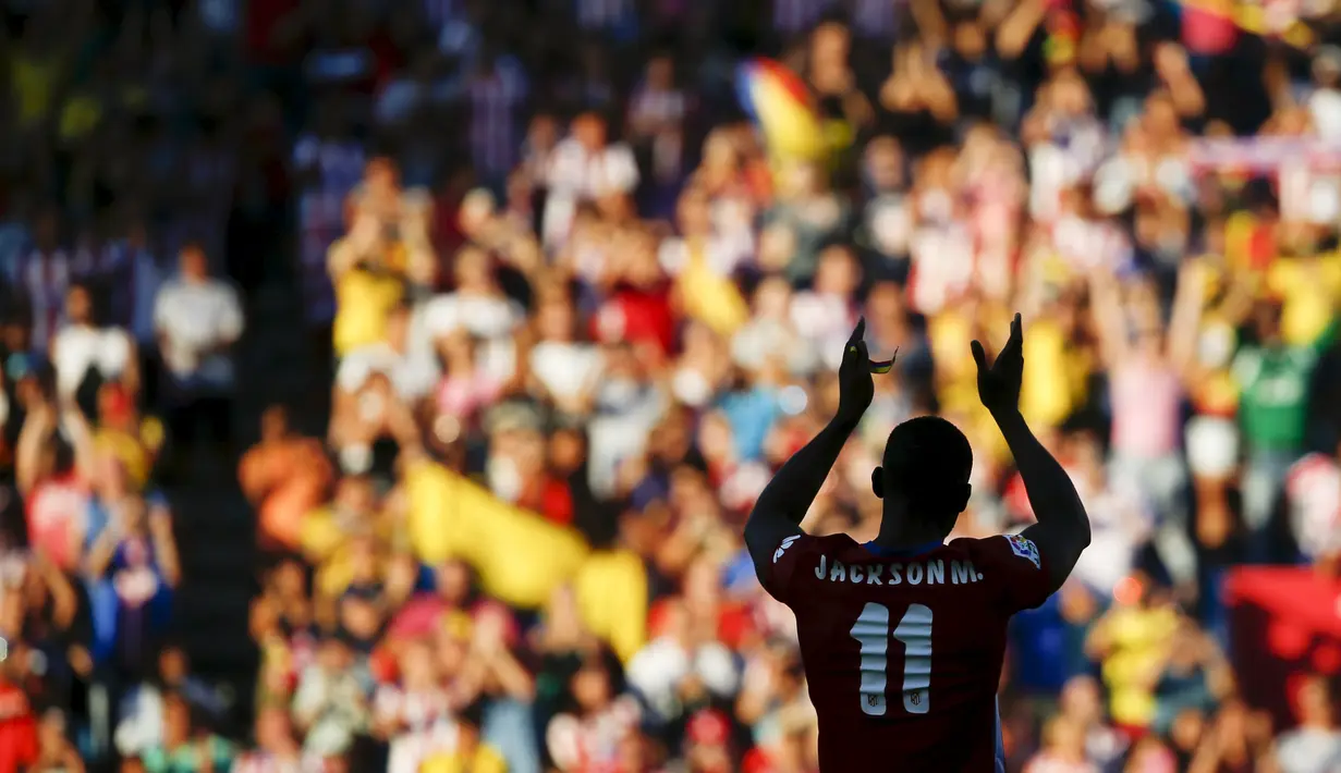 Jackson Martinez menyapa suporter saat diperkenalkan sebagai pemain baru Atletico Madrid di Stadion Vicente Calderon, Madrid, Minggu (26/7/2015).(Reuters/Susana Vera)