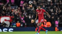 Bek Brasil Paris Saint-Germain #05, Marquinhos, berebut bola dengan striker Swedia Liverpool #09 Alexander Isak selama pertandingan leg kedua perempat final Liga Champions UEFA antara Liverpool dan Paris Saint-Germain di Anfield, Liverpool, barat laut Inggris pada 16 April 2026. (Paul ELLIS/AFP)
