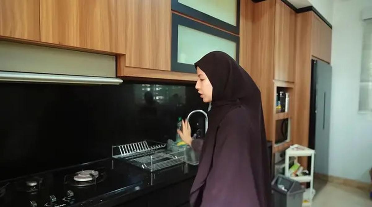 Potret Dapur Rumah Baru Natasha Rizky, Kombinasi Warnanya Beri Kesan Elegan