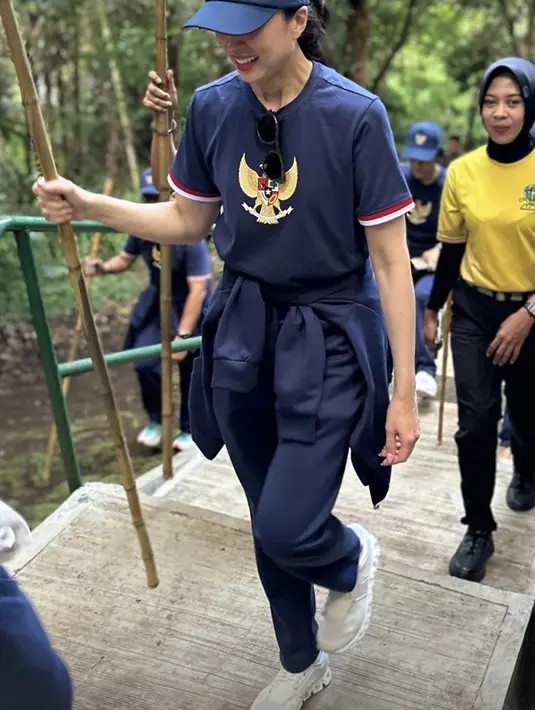 Saat lakukan pendakian bukit, Widhi juga tampak berseragam, kenakan kaos berlogokan Garuda. Tak ketinggalan, ia juga kenakan sneakers dari On Cloud berwarna putih.  [Foto: Instagram/ Widi Wardhana]