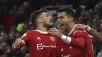 Bintang Manchester United, Cristiano Ronaldo, mencetak gol ke gawang Tottenham Hotspur di Old Trafford, Minggu (13/3/2022). (AP/Rui Vieira)