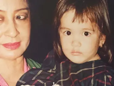Saat berusia 2 tahun, Nia Ramadhani kecil yang digendong sang ibunda tampak begitu menggemaskan. Bahkan istri Ardi Bakrie saat masih kecil ini disebut netizen begitu mirip dengan anak sulungnya, Mikhayla. (Liputan6.com/IG/@ramadhaniabakrie)