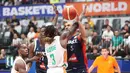 Pebasket Prancis, Nicolas Batum, diadang pebasket Pantai Gading, Amadou Sidibe pada laga FIBA World Cup 2023 di Indonesia Arena, Sabtu (2/9/2023). Prancis menang dengan skor 87-77. (Bola.com/M Iqbal Ichsan)