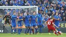 Philippe Coutinho (2kanan) mencetak gol lewat tendangan bebas ke gawang Leicester City pada laga Premier League pekan keenam di King Power Stadium, Leicester, (23/9/2017). Coutinho mencetak perdana bagi Liverpool di Premier League. (AFP/Geoff Caddick)
