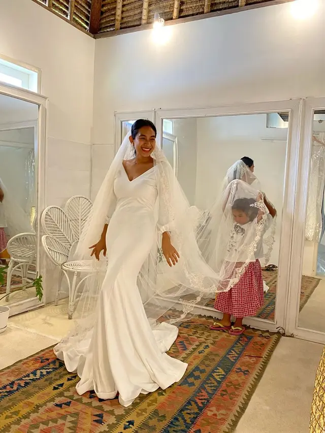 Happy Salma memakai gaun pengantin pilihan anak (https://www.instagram.com/p/B7s1lEcBewP/)