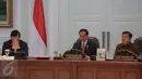 Presiden Jokowi didampingi Wapres Jusuf Kalla memimpin Sidang Kabinet Paripurna di Istana Kepresidenan, Jakarta,(2/11/2015). Sidang membahas APBN 2016, Persiapan Pilkada Serentak, dan Paket Kebijakan Ekonomi VI. (Liputam6.com/Faizal Fanani)