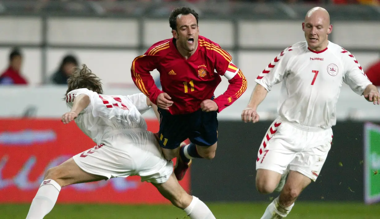 Pemain Spanyol, Joseba Etxeberria (tengah) dijepit dua pemain Denmark, Per Koldrup (kiri) dan Thomas Gravesen pada laga uji coba jelang EURO 2004 di Molinon Stadium, Gijon, Spanyol (31/3/2004). Joseba Etxeberria berhasil meraih gelar top skor Piala Dunia U-20 pada edisi 1995 saat masih bernama Piala Dunia Remaja di Qatar dengan raihan 7 gol. Spanyol sendiri berhasil menempati posisi keempat setelah kalah 2-3 dari Portugal pada laga perebutan tempat ketiga. Sebelumnya Spanyol dikalahkan Argentina 0-3 di laga semifinal. (AFP/Javier Soriano)
