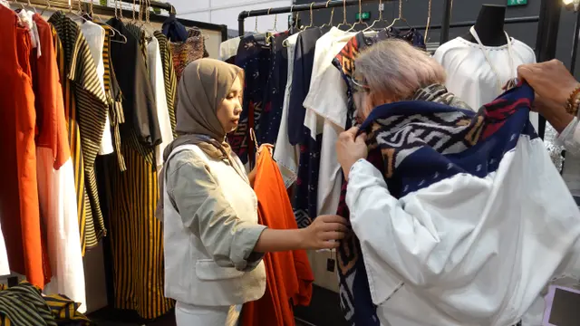 Efi Afifah seorang siswa jurusan tata busana di SMK tunjukan karyanya di Hong Kong Fashion Week, credit: Efi