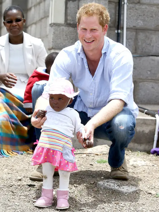 Waaahh.. Pangeran Harry memang rupanya bisa mudah dekat dengan anak-anak, ya! (Chris Jackson/Getty Images for Sentebale/USWeekly)
