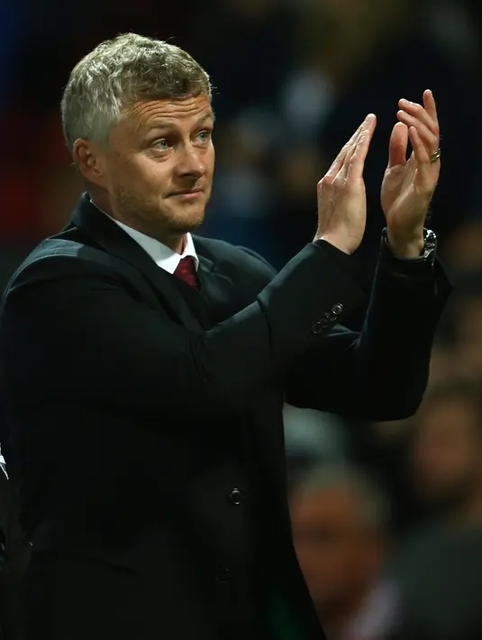 Manajer Manchester United Ole Gunnar Solskjaer memberi tepuk tangan pada akhir laga Grup L Liga Europa di Old Trafford, Manchester, Inggris Kamis (19/9/2019). Manchester United menang 1-0 atas Astana. (AP Photo/Dave Thompson)