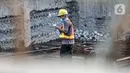 Pekerja menyelesaikan proyek pembangunan MRT Jakarta Fase 2A di kawasan Monas, Jakarta, Senin (31/5/2021). Proyek MRT Jakarta fase 2A terbagi menjadi beberapa paket. (merdeka.com/Iqbal S. Nugroho)
