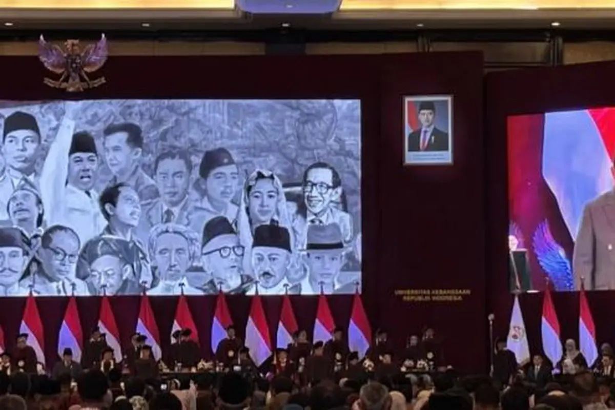 Presiden Prabowo Subianto menghadiri kegiatan sidang senat terbuka wisuda 521 sarjana Universitas Kebangsaan Republik Indonesia (UKRI) di Trans Convention Centre, Kota Bandung