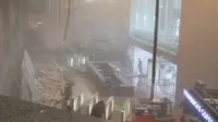 Balkon BEI Ambruk, Petugas Evakuasi Korban