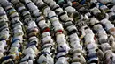 Ribuan Umat muslim saat melakukan shalat berjamaah di sekitar Ka'bah dalam Masjidil Haram selama bulan suci Ramadhan di Mekkah, Arab Saudi, (8/6). (REUTERS/Faisal Al Nasser)