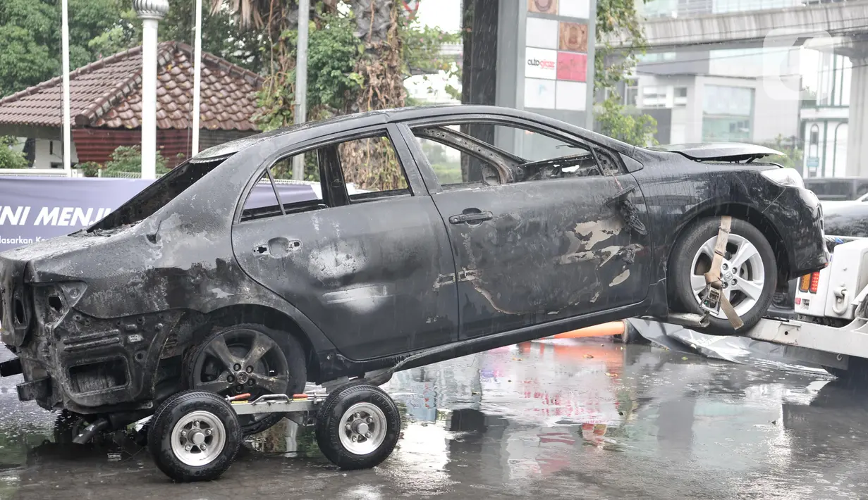 Petugas Dishub membawa mobil sedan yang hangus akibat kebakaran di SPBU Jalan MT Haryono ke Polsek Tebet, Jakarta, Senin (2/12/2019). Kebakaran terjadi setelah sebuah mobil menabrak mesin pengisian BBM pada 1 Desember 2019 sekitar pukul 23.30 WIB. (merdeka.com/Iqbal Nugroho)