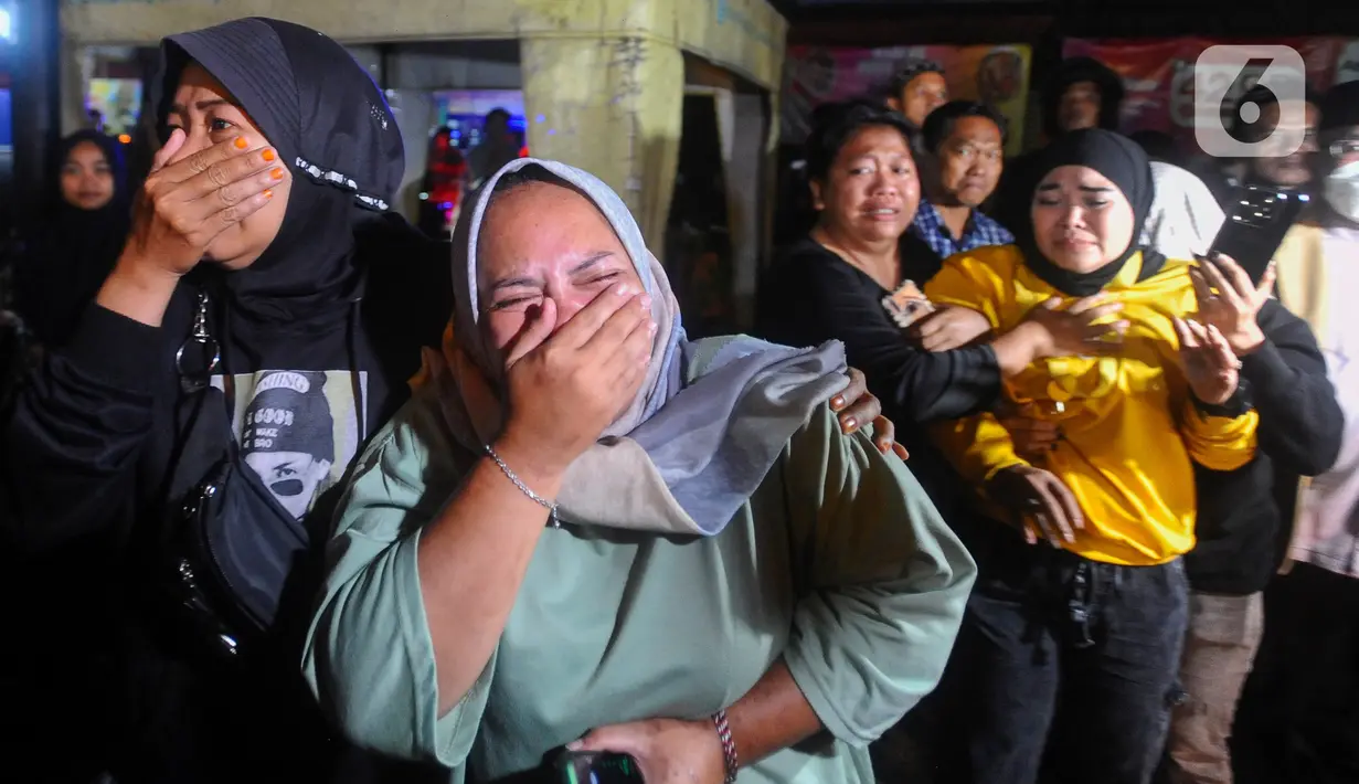 Suasana pun semakin haru, tak sedikit orang tua siswa menangis karena peristiwa nahas di Subang. (merdeka.com/Arie Basuki)