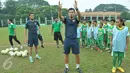 Tim pelatih dari FC Barcelona saat memberikan materi pelatihan sepak bola di International Sport Club of Indonesia, Tangerang Selatan, Jumat (21/4). Peserta adalah hasil seleksi dari Milo Football Championship 2017. (Liputan6.com/Helmi Afandi)