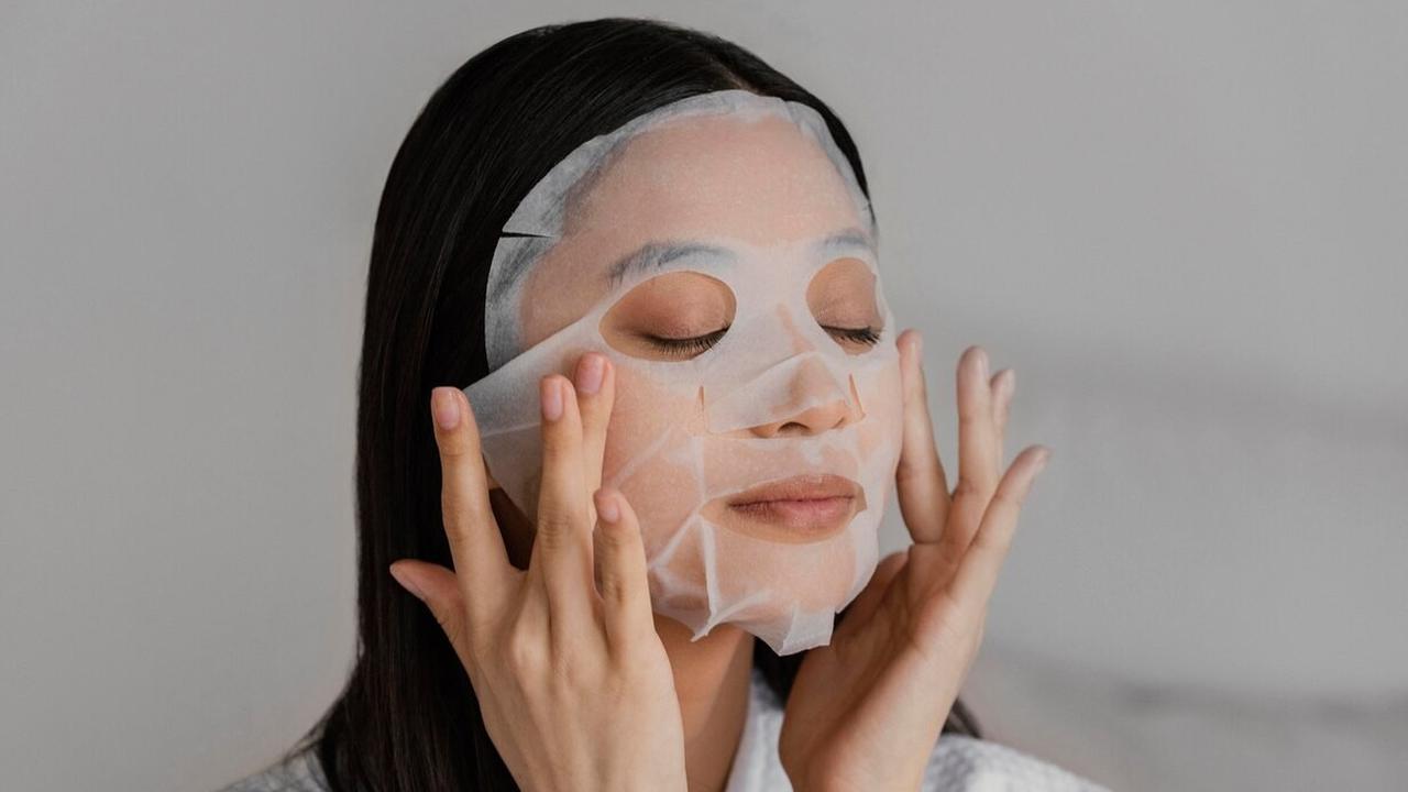 Rahasia Kulit Glowing, Ini Cara Pakai Sheet Mask yang Benar Tanpa Harus Menunggu Kering!
