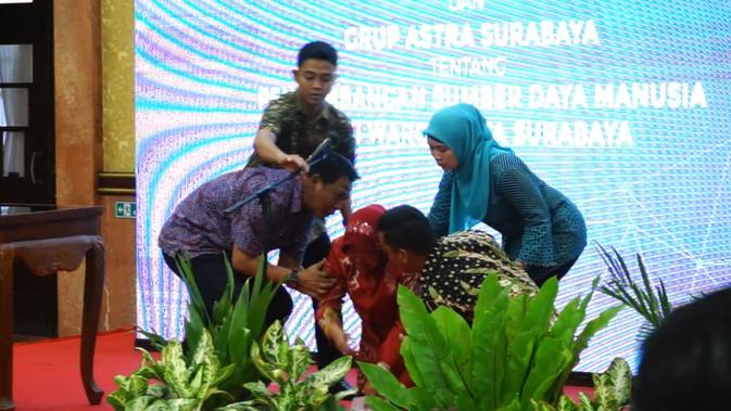 Wali Kota Risma menandatangani nota kesepahaman dengan Grup Astra Surabaya terkait pengembangan sumber daya manusia bagi warga Kota Surabaya. (Liputan6.com/ Dian Kurniawan)