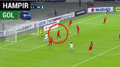 Berita video Timnas Indonesia hampir mencetak gol ke gawang Singapura berkat aksi bek Irfan Fandi pada laga pertama Grup B Piala AFF 2018, Jumat (9/11/2018).