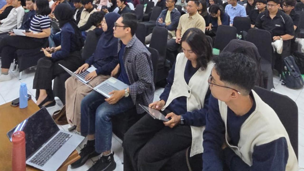 Sekjen ATVSI Gilang Iskandar saat menjadi pembicara di seminar bertajuk 'Keadilan Untuk Siapa : Sebuah Paradoks Regulasi Penyiaran Konvensional dan Digital' di kampus FISIPOL Universitas Gadjah Mada (UGM)