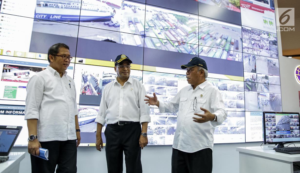 (Ki-ka) Menkominfo Rudiantara, Menhub Budi Karya dan Menteri PUPR Basuki Hadimuljono berbincang usai peluncuran Ayo Mudik di Kemenhub, Jakarta, Kamis (15/6). Aplikasi itu bertujuan untuk mendukung kelancaran mudik 2017. (Liputan6.com/Faizal Fanani)