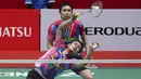 Laga ini menjadi pertemuan keempat kedua pasangan di semua turnamen resmi BWF. Ahsan/Hendra unggul tipis 2-1 atas Fajar/Rian. (AP Photo/Kien Huo)