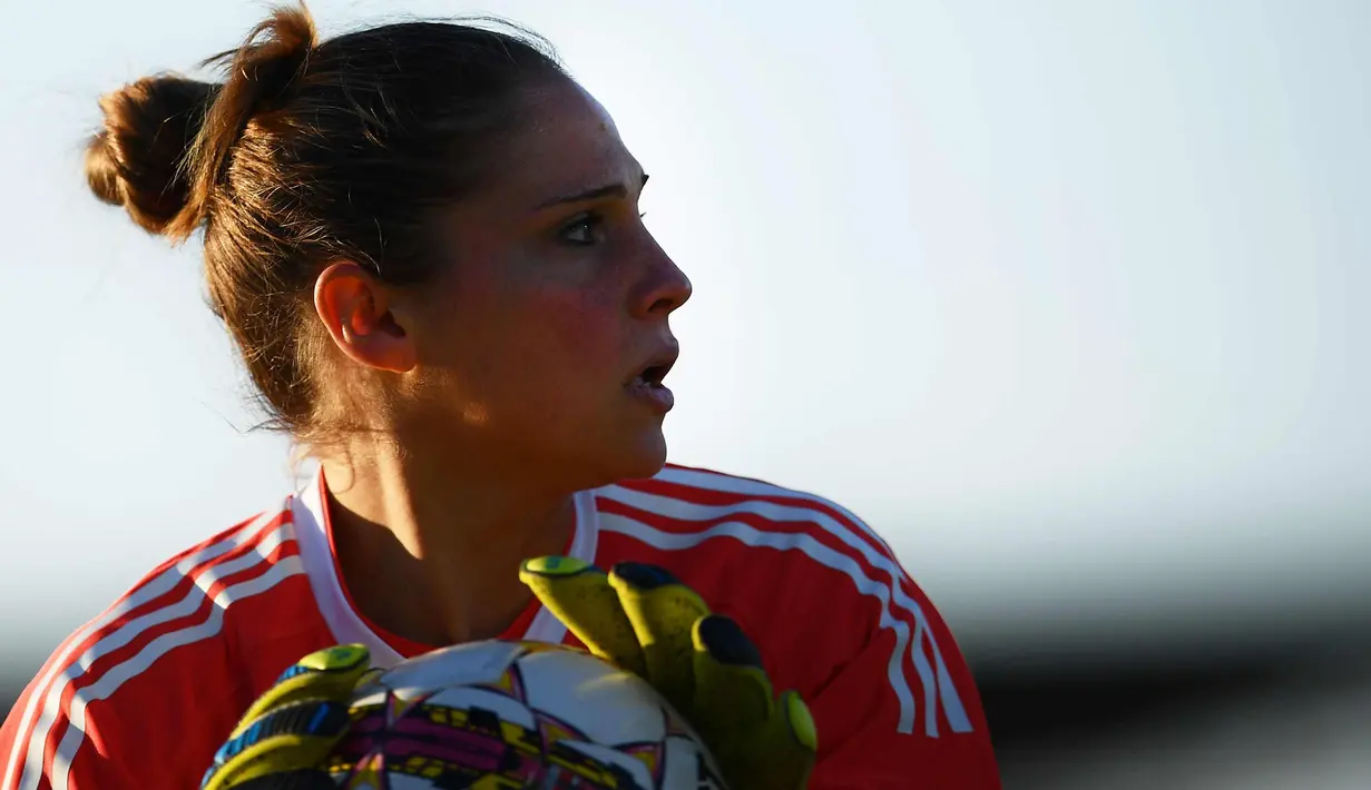 Kiper tim wanita Juventus, Laura Giuliani berisap melempar bola saat bertanding melawan Sassuolo di Liga wanita Italia di Juventus Center di Vinovo (18/11). Juventus menang 2-0. (AFP Photo/Marco Bertorello)