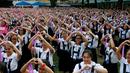 Pelajar dan Mahasiswa membentuk simbol cinta saat merayakan Hari Valentine dengan menggelar tari massal bertajuk "One Billion Rising" di Manila, Filipina, Selasa (14/2). (AP Photo / Bullit Marquez)