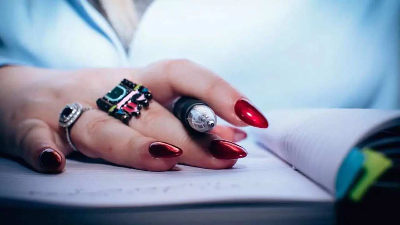 Kuku Jadi Mirip Cewek Sosialita dengan Nail Art Blink-blink 