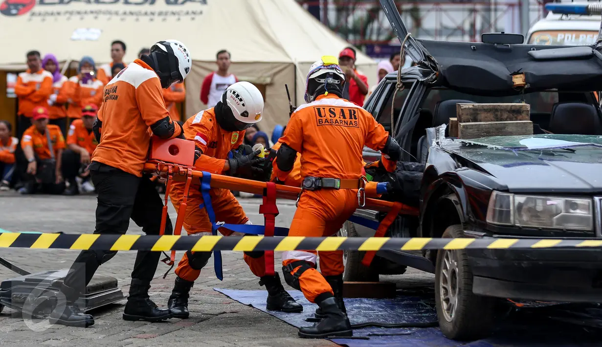 Anggota Basarnas mengevakuasi sebuah mobil saat latihan seusai penutupan Rakernas I PDI-Perjuangan di Jakarta, Selasa (12/1). Badan Penanggulangan Bencana (Baguna) PDI Perjuangan menunjukkan kemampuan dalam mengatasi bencana. (Liputan6.com/Faizal Fanani)