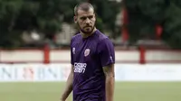 Pemain PSM Makassar, Willem Pluim, saat latihan di Stadion PTIK, Jakarta, Minggu (2/12). Latihan ini persiapan jelang laga Liga 1 melawan Bhayangkara FC. (Bola.com/Yoppy Renato)