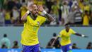 Pemain timnas Brasil, Neymar merayakan golnya ke gawang Korea Selatan dalam pertandingan 16 besar Piala Dunia 2022 yang berlangsung di Education City Stadium. (AP Photo/Manu Fernandez)