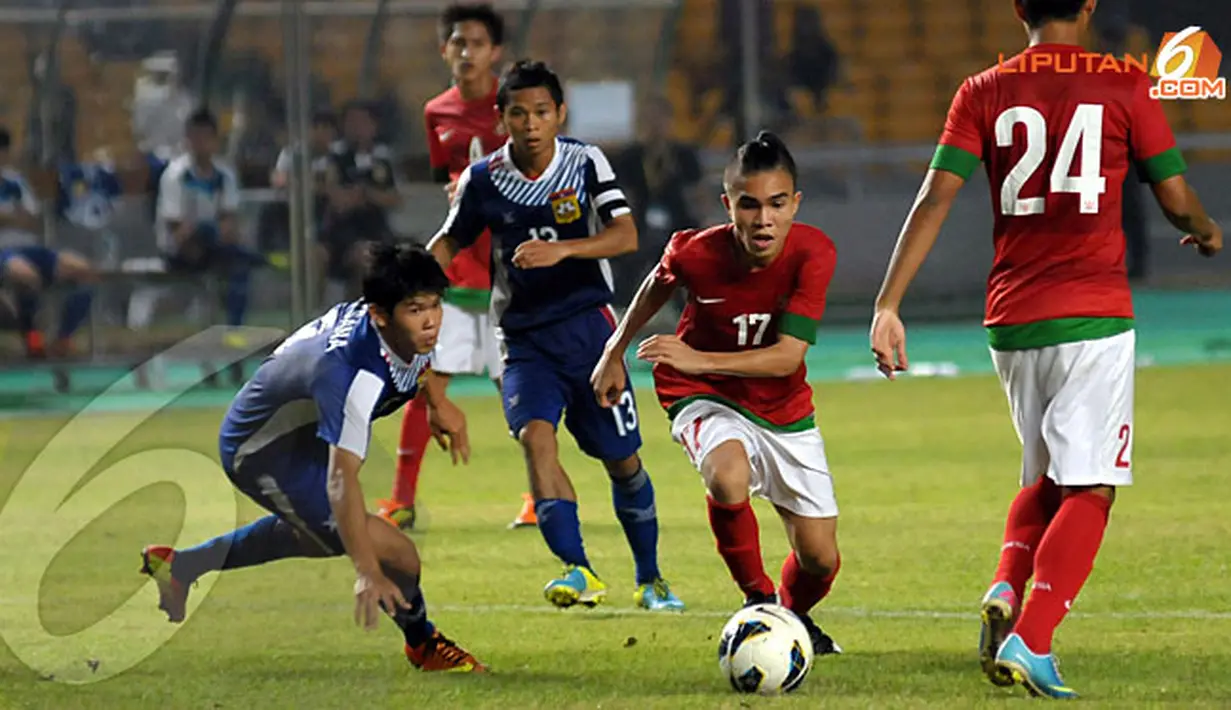 Paulo Oktavianus Sitanggang, pemain bernomor 17, mencoba menerobos pertahanan Laos dalam pertandingan kualifikasi piala AFC yang digelar di Stadion GBK Jakarta (Liputan6.com/ Helmi Fithriansyah)  