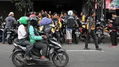 Sejumlah driver Uber mengantre untuk mendaftar menjadi pengemudi Go-Jek di kantor cabang Gunung Sahari, Jakarta, Minggu (1/4). Pasca diakuisisi oleh Grab, ratusan mantan driver Uber mendaftarkan diri menjadi mitra Go-Jek. (Merdeka.com/Iqbal S Nugroho)