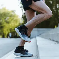 Ingin menurunkan berat badan tapi bingung untuk memilih kardio atau angkat beban? Keduanya sangat efektif, tapi punya cara kerja yang berbeda. Yuk, cari tahu mana yang paling cocok untuk tujuanmu! (Foto dok: Freepik/wirestock).