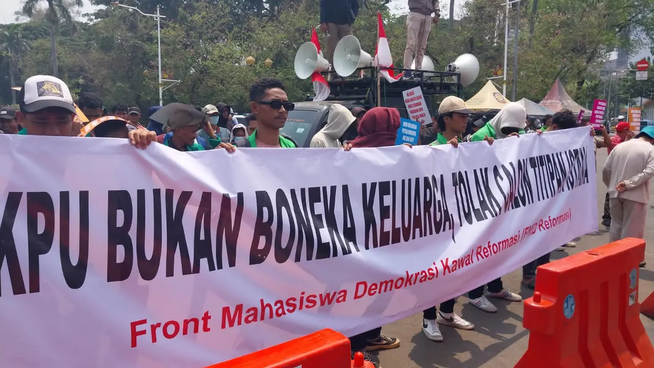 Ratusan orang dari Front Mahasiswa Demokrasi (FMD) Kawal Reformasi menggelar aksi unjuk rasa di depan Gedung Komisi Pemilihan Umum (KPU), Jakarta Pusat, Jumat (20/10/2023). Mereka menolak politik dinasti di pilpres 2024. (Liputan6.com/Nanda Perdana Putra)