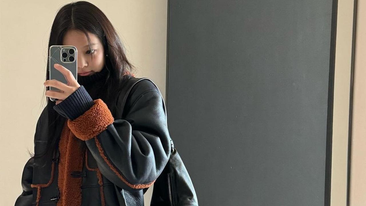 Tato Temporer: Sebelum debut, Jennie pernah memiliki tato temporer bertuliskan "Stay Strong."