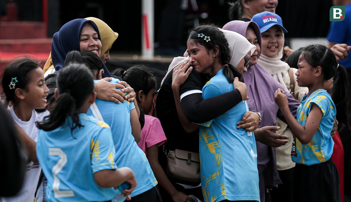 <p>Ekspresi kecewa para pemain SDN Mekarjaya 12 setelah timnya kalah dari Pemain SDN Kalisari 01 dalam laga final MilkLife Soccer Challange Jakarta 2025 kelompok umur 12 tahun di Kingkong Soccer Arena, Cijantung, Jakarta Timur pada Minggu (04/05/2025). (Bola.com/Bagaskara Lazuardi)</p>