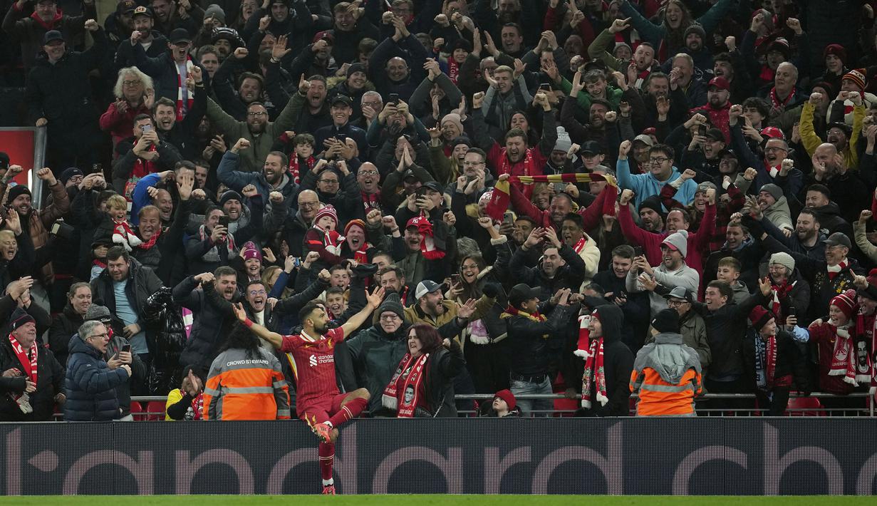 Pemain Liverpool, Mohamed Salah melakukan selebrasi setelah mencetak gol kedua timnya ke gawang Aston Villa pada laga lanjutan Liga Inggris 2024/2025 yang berlangsung di Anfield, Liverpool, Inggris, Minggu (10/11/2024) WIB. (AP Photo/Jon Super)