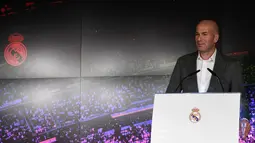 Zinedine Zidane memberi keterangan terkait penunjukannya sebagai pelatih Real Madrid saat konferensi pers di Madrid, Spanyol, Senin (11/3). Zidane menandatangani kontrak dengan Real Madrid hingga 2022. (AP Photo/Bernat Armangue)