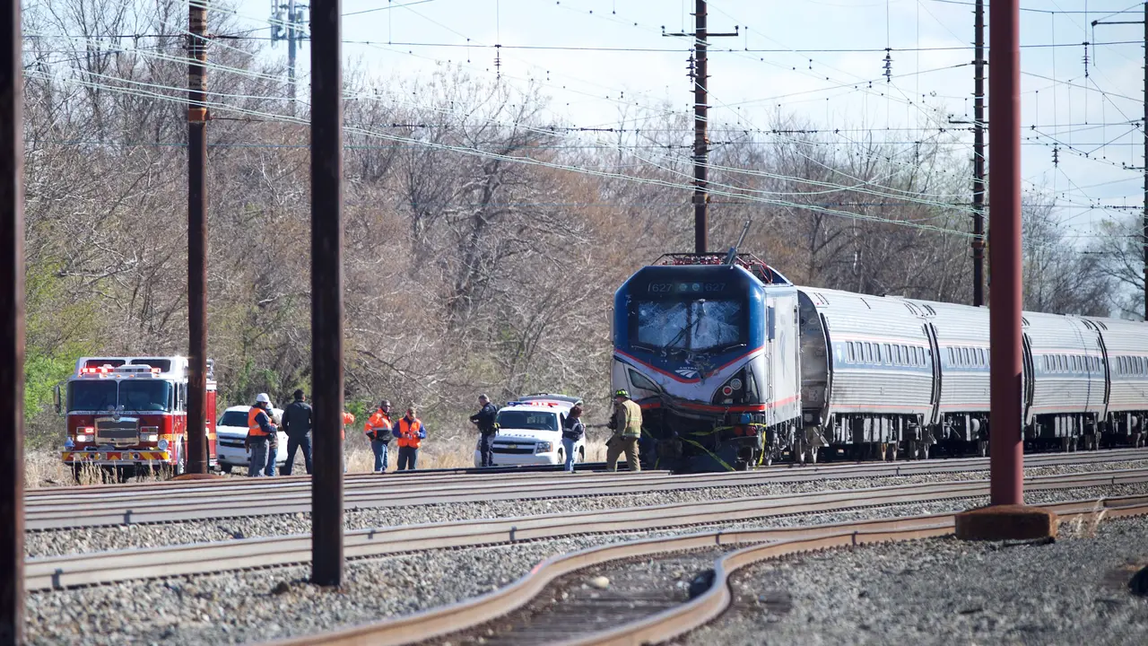 20160403-Kereta Penumpang Tergelincir di AS, Dua Orang Tewas-Philadelphia
