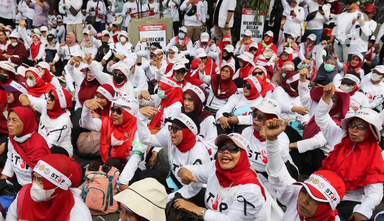 Ribuan tenaga kesehatan yang tergabung ke dalam sejumlah organisasi profesi kesehatan melakukan aksi damai penolakan RUU Omnibus Law Kesehatan. (Liputan6.com/Herman Zakharia)