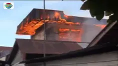 Si jago merah melalap pos polisi serta sejumlah rumah dan ruko di Jalan Alianyang, Pontianak, Kalimantan Barat.