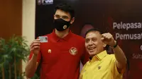 Timnas Indonesia yang akan mengikuti Piala AFF 2020 dilepas secara resmi menuju Turki untuk melakukan pemusatan latihan oleh Ketua Umum PSSI, Mochamad Iriawan dan staff di Hotel Sultan, Jakarta, Kamis (11/11/2021). Acara pun diikuti bek naturalisasi, Elkan Baggott. (Bola.com/M Iqbal Ichsan)