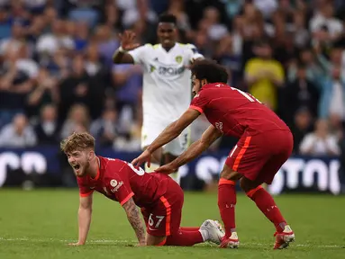 Striker Liverpool Harvey Elliott (kiri) menderita cedera kaki serius menyusul tekel oleh bek Leeds United Pascal Struijk (tidak terlihat) pada pekan keempat Liga Inggris di Elland Road, Minggu (12/9/2021). Elliott mengalami cedera parah ketika Liverpool menang 3-0 atas Leeds United. (Oli SCARFF/AFP)