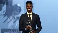Pemain Real Madrid, Vinicius Jr mendapatkan penghargaan pemain pria terbaik FIFA 2024 dalam acara yang berlangsung di oha, Qatar pada Selasa (18/12) malam waktu setempat. (AP Photo/Hussein Sayed)