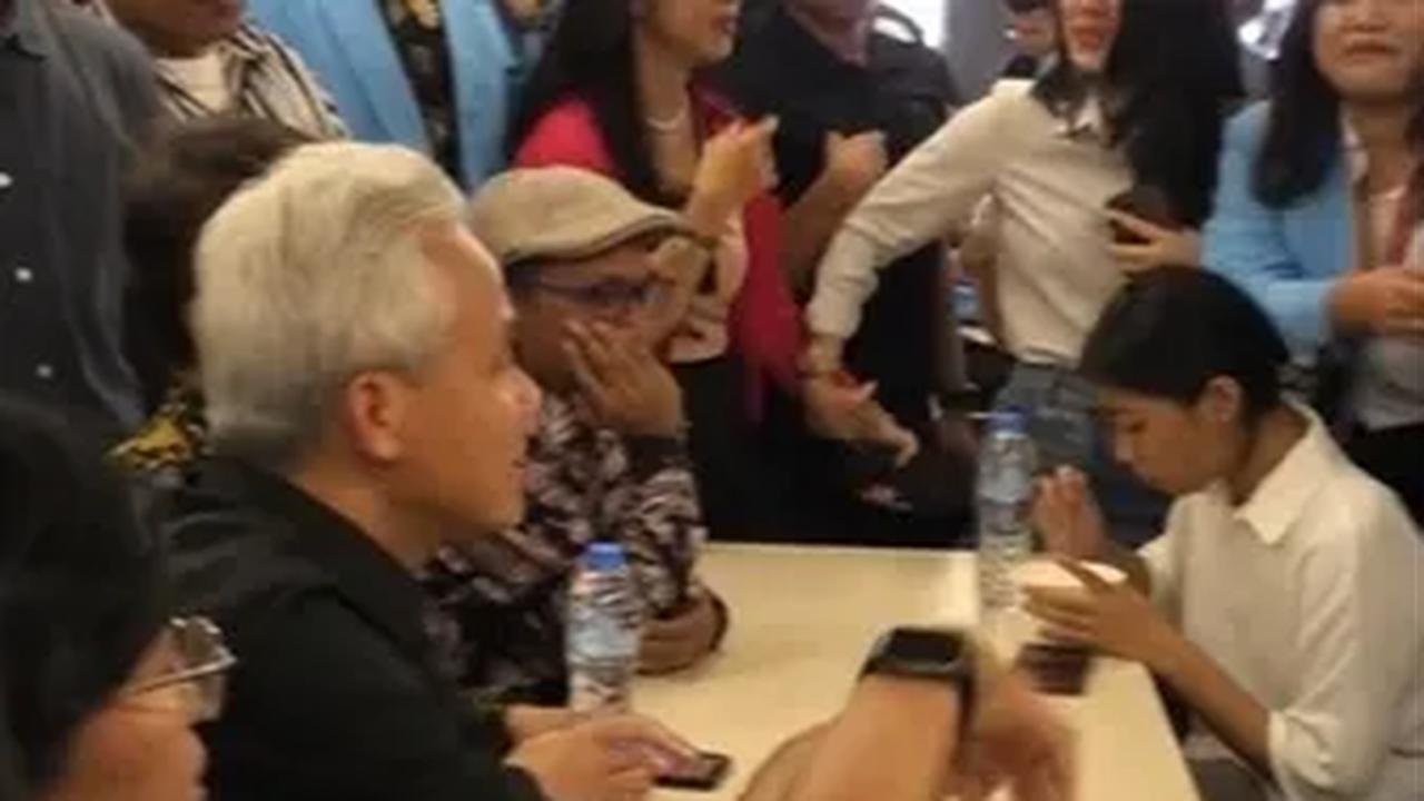 Menariknya, ada seorang mahasiswi yang justru seolah tak peduli dengan kehadiran Ganjar.