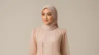 7 Model Long Dress Brokat Kombinasi Outer Organza Transparan yang Jadi Tren 2025