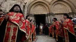 Sejumlah umat Ortodoks Yerusalem melakukan upacara di depan Gereja Makam Suci, Yerusalem (5/4). Ritual ini dilakukan untuk memperingati Perjamuan Terakhir Yesus Kristus. (AFP Photo/Gali Tibbon)